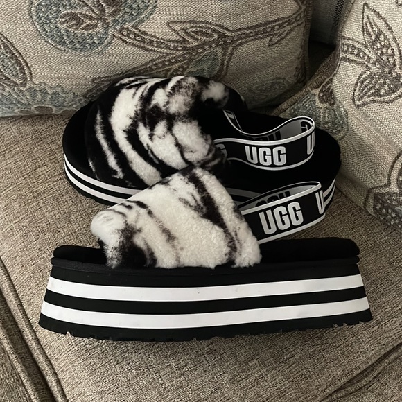 NEW UGG DISCO SLIDE.  (Without box) - Picture 5 of 10